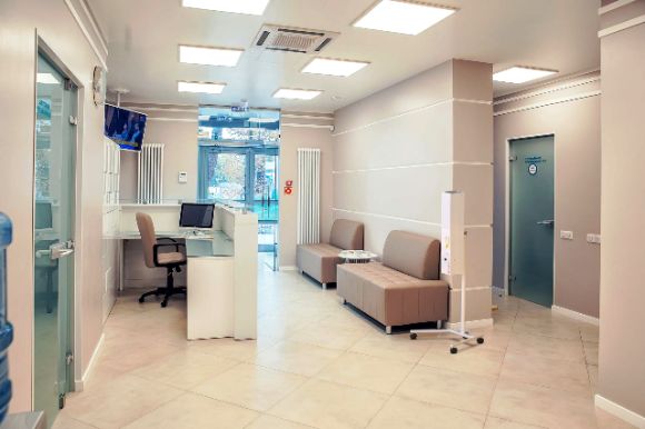 РЕЦИРКУЛЯТОР ПРЕДНАЗНАЧЕН
для обеззараживания воздуха помещений I-V категорий объемом от 30 до 250 куб. м в учреждениях в присутствии и отсутствии людей с помощью обеззараживания воздушного потока в процессе его принудительной циркуляции через корпус, внутри которого размещены бактерицидные лампы низкого давления, количество и мощность лам зависит от модели рециркулятора: 

 в присутствии людей - в помещениях I-V категорий для предотвращения повышения уровня микробной обсемененности воздуха (особенно в случаях высокой степени риска распространения заболеваний, передающихся воздушно-капельным и воздушным путем). 
 в отсутствии людей - в помещениях I-III категорий для снижения микробной обсемененности воздуха (в качестве заключительного звена в комплексе санитарно-гигиенических мероприятий).