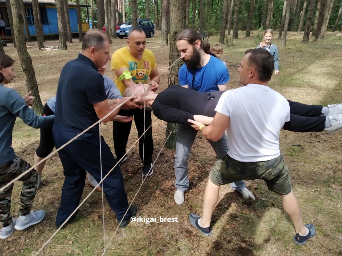 Веселые эстафеты подходят и взрослым и детям!