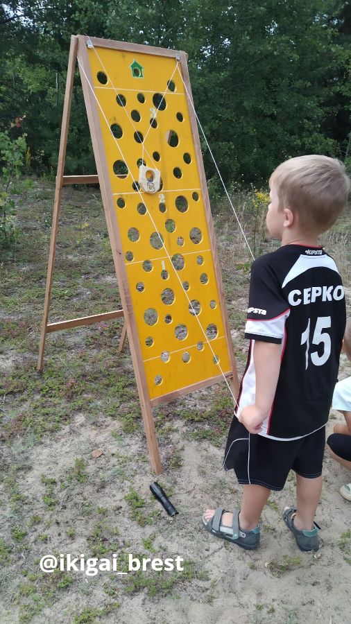 Веселые эстафеты подходят и взрослым и детям!