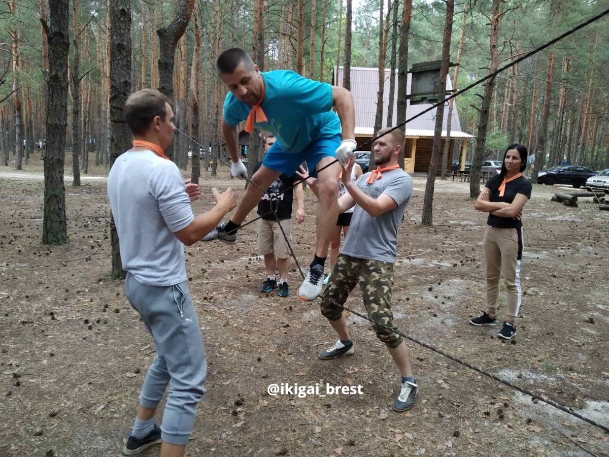 Веселые эстафеты подходят и взрослым и детям!