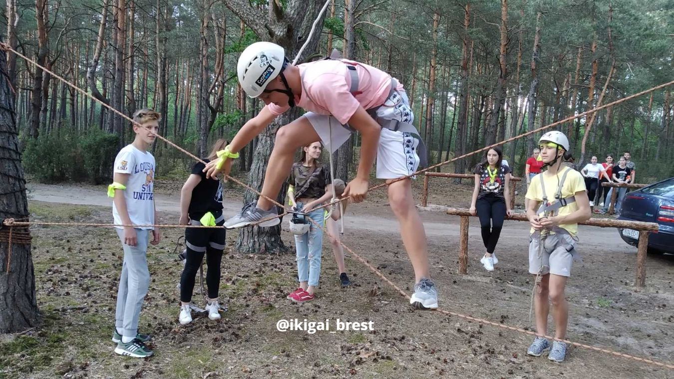 Веселые эстафеты подходят и взрослым и детям!