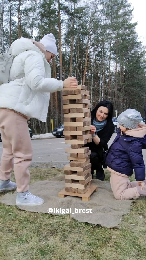 Веселые эстафеты подходят и взрослым и детям!