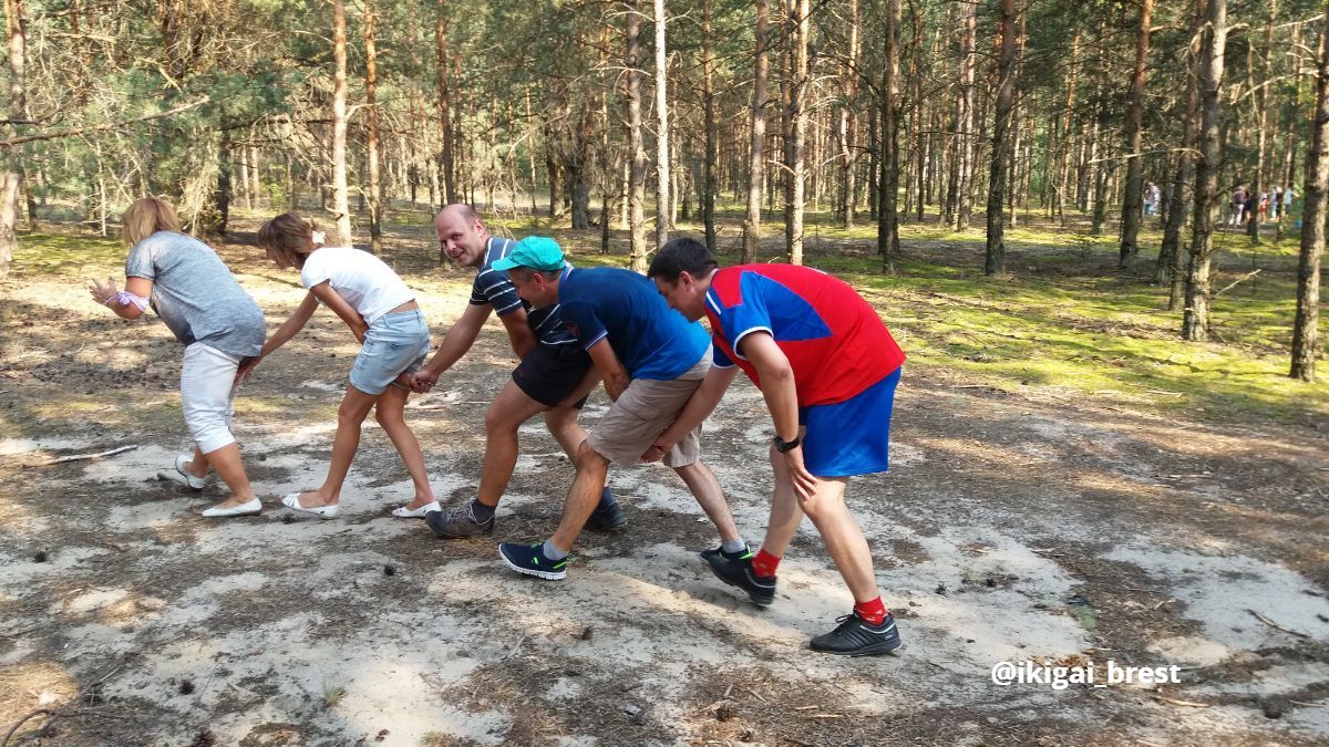 Вместе весело шагать в любом положении)))