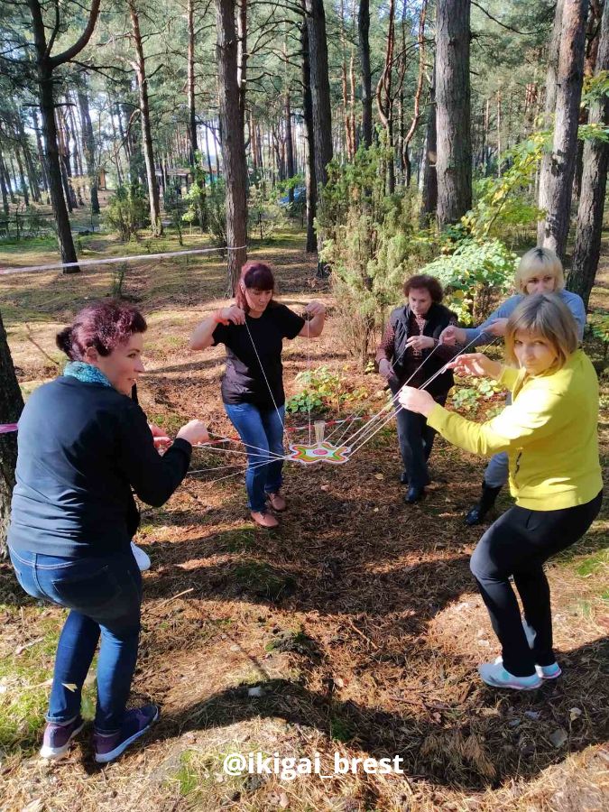 Веселые эстафеты подходят и взрослым и детям!