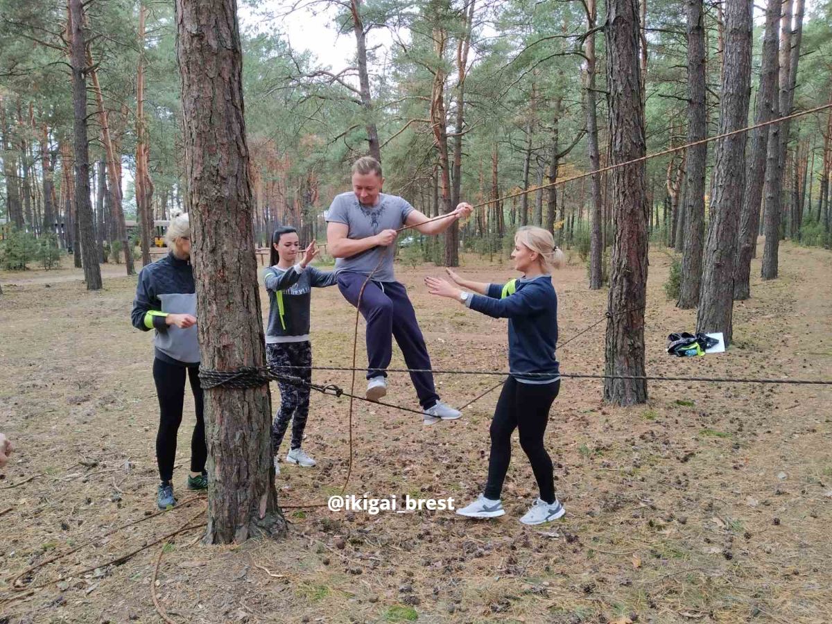 Веселые эстафеты подходят и взрослым и детям!