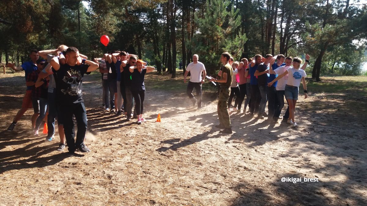 Веселые эстафеты подходят и взрослым и детям!