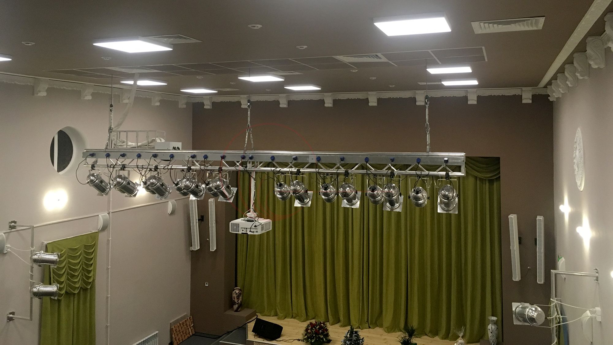 Выносная софитная ферма