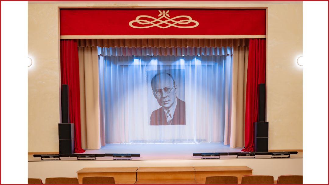 Одежда сцены в школе искусств