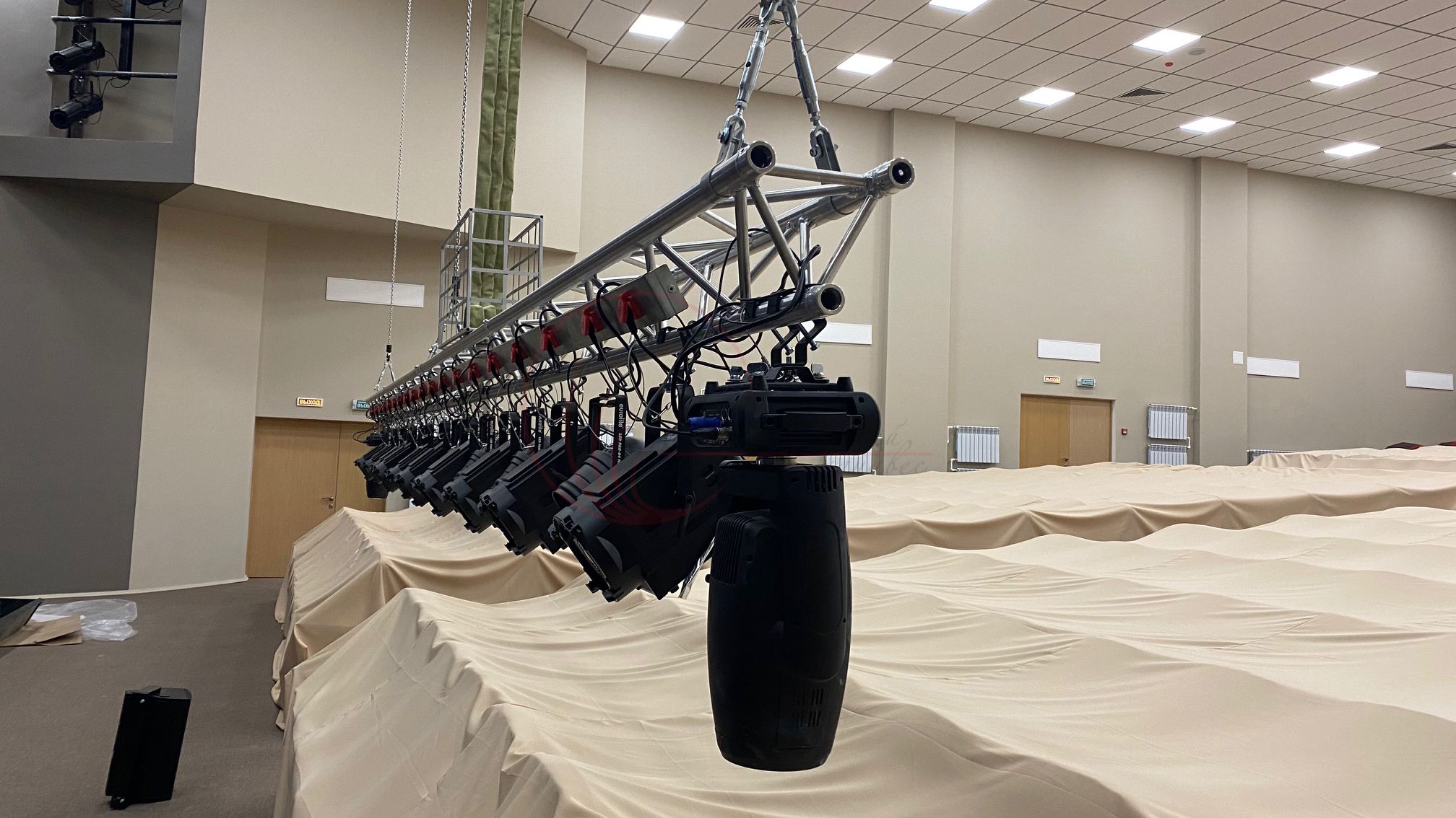 Выносная софитная ферма