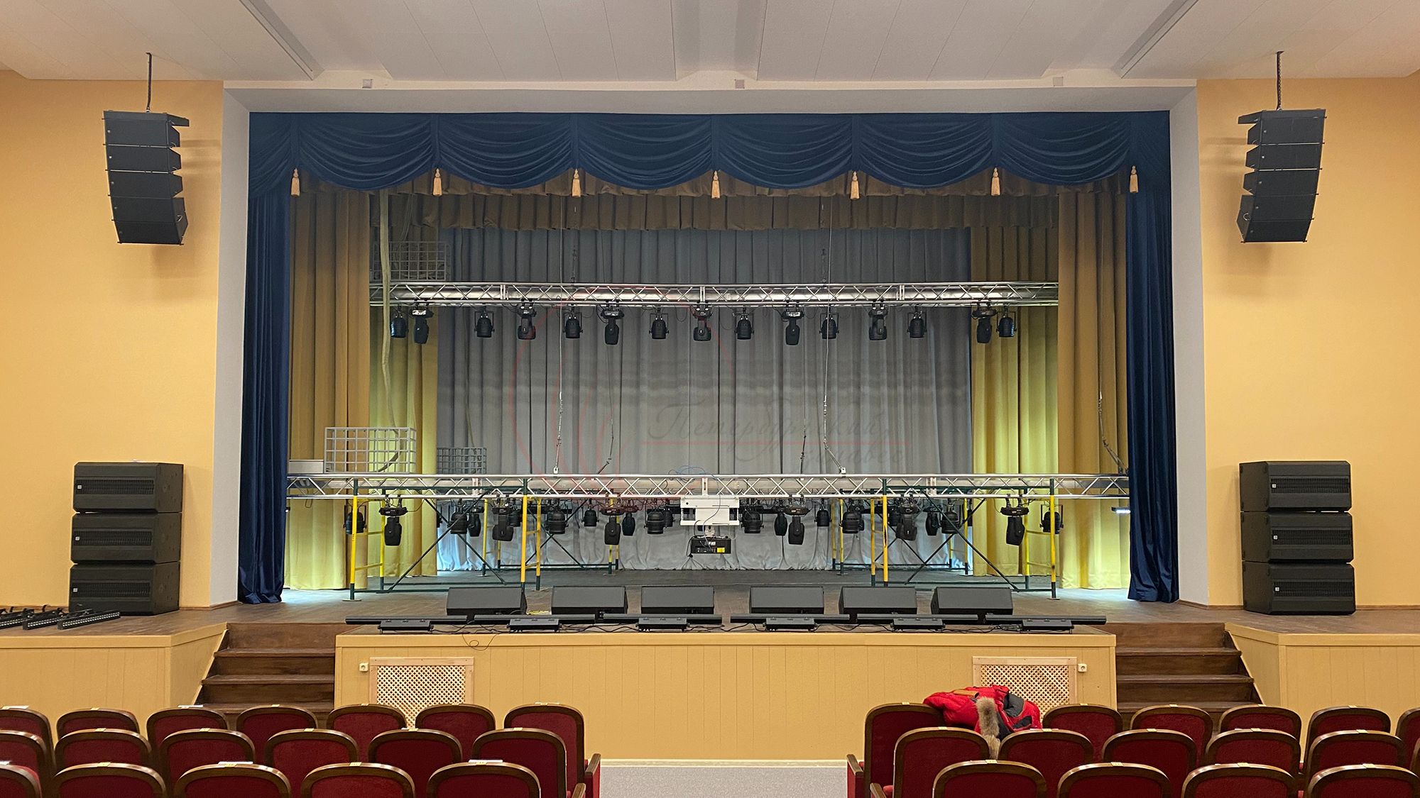 Подъемно-опускная софитная ферма