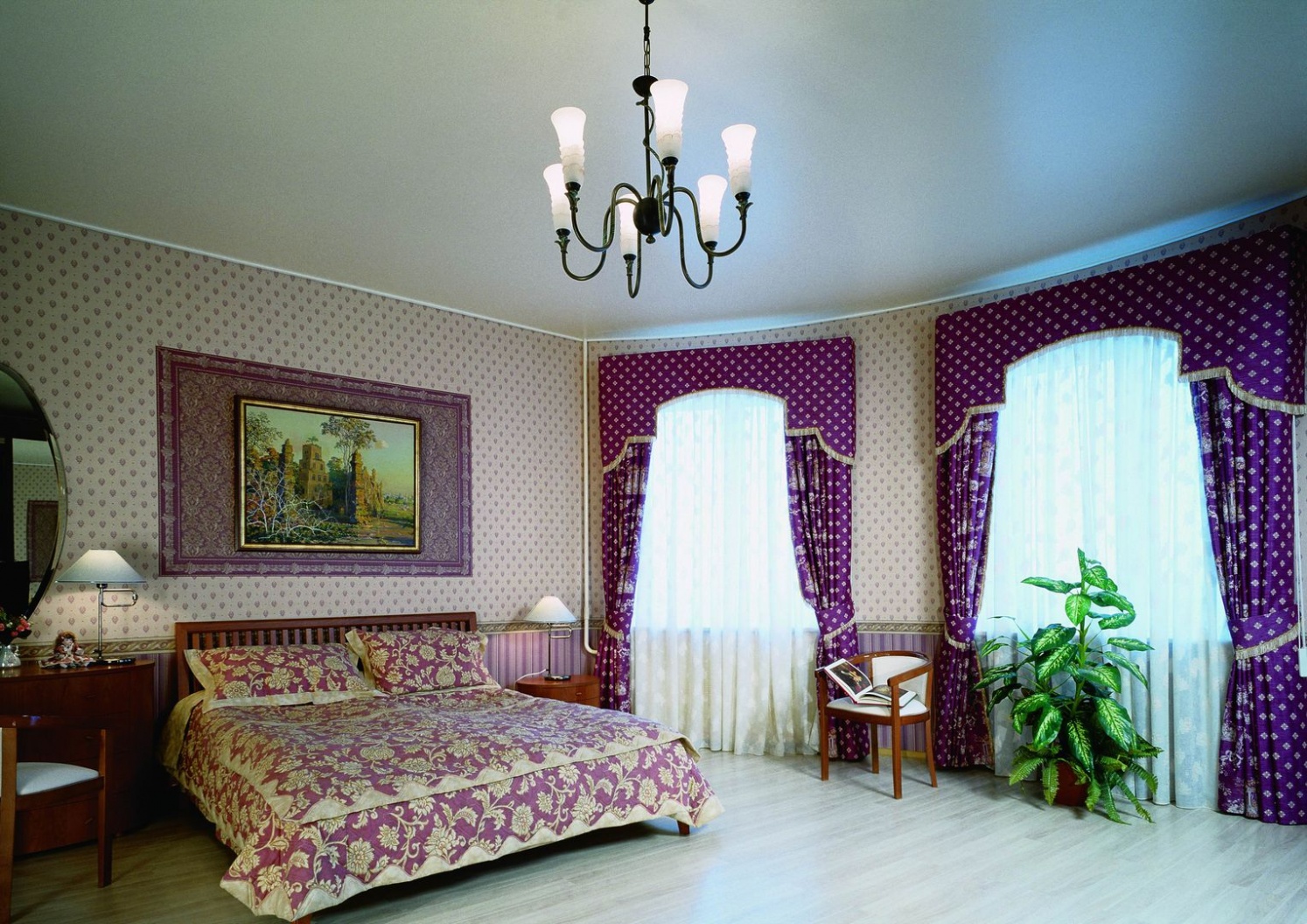 Сатиновые натяжные потолки в интерьере спальной комнаты, спокойный светлый потолок