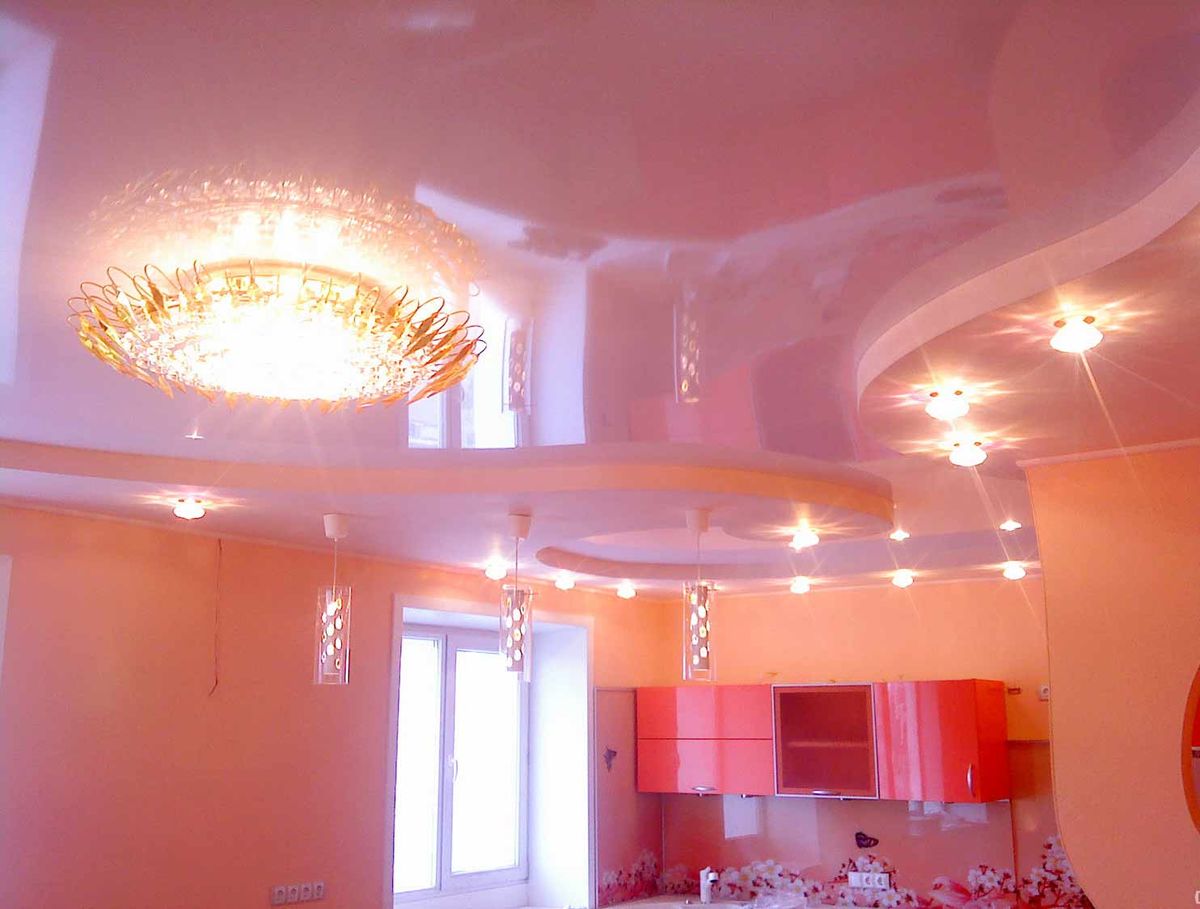 Розовый глянцевый натяжной потолок в интерьере комнаты лак цветной каталог
