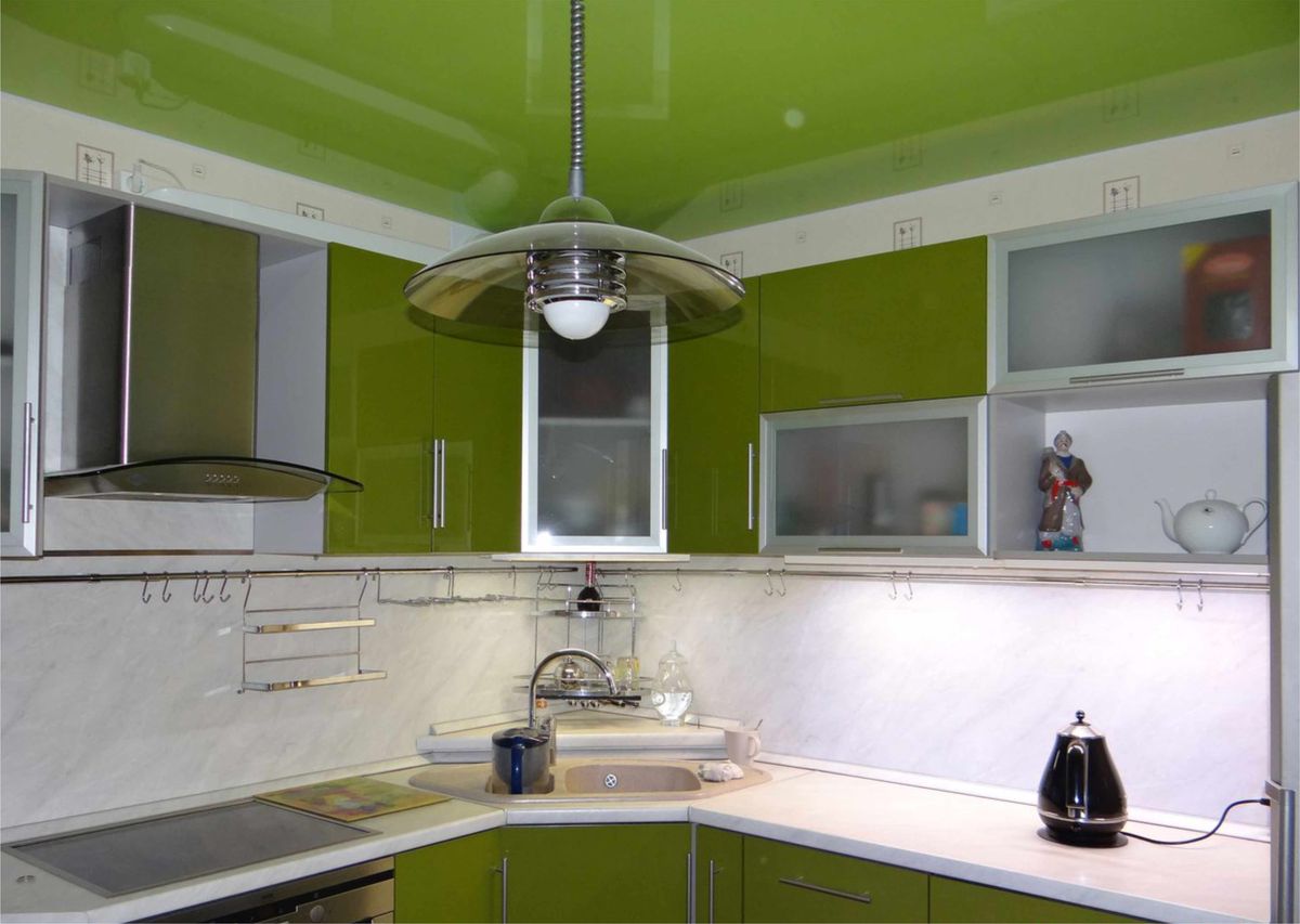 Светло зеленый натяжной потолок глянцевой фактуры в интерьере кухни