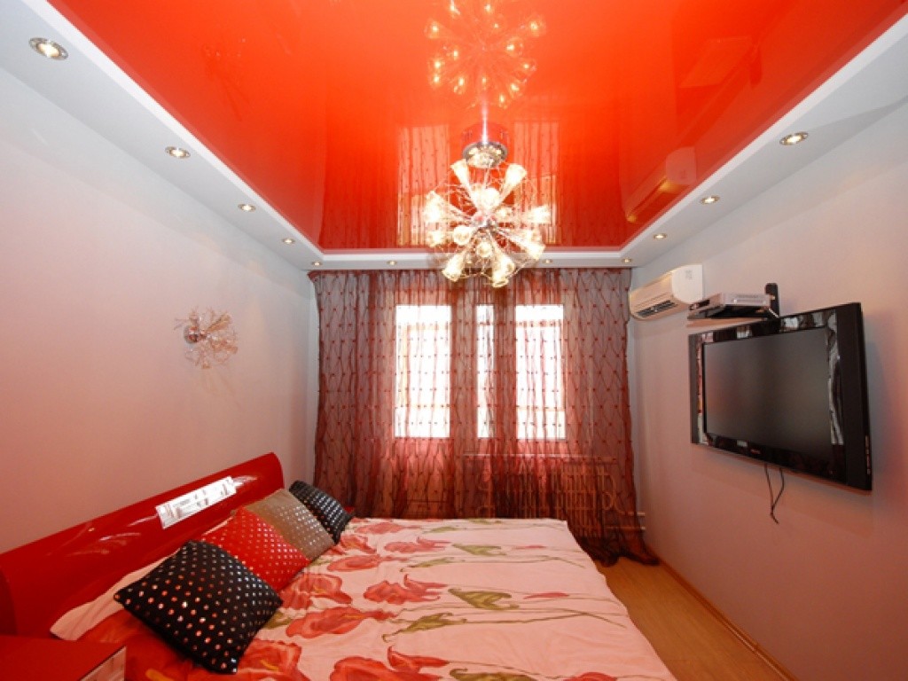 Светло красный натяжной потолок в интерьере жилой комнаты в квартире каталог глянцевые фактуры ПВХ