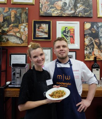 Люди учатся готовить Тайские блюды