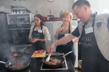 Люди готовят стейки на мастер-классе