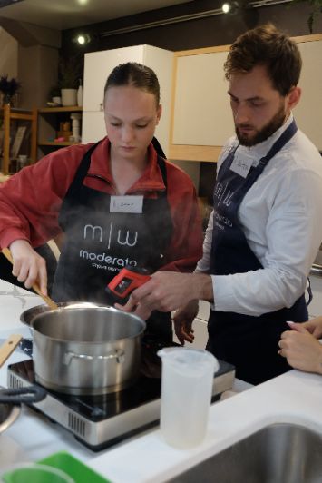 Люди сами готовят шоколад в Екатеринбурге