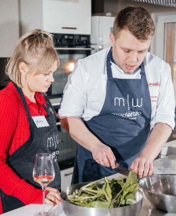 Шеф повар учит правильно готовить мясо