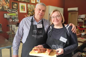 Люди учатся готовить мясо в Екатеринбурге