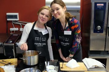 Люди обучаются готовить Тайские блюда в Екатеринбурге