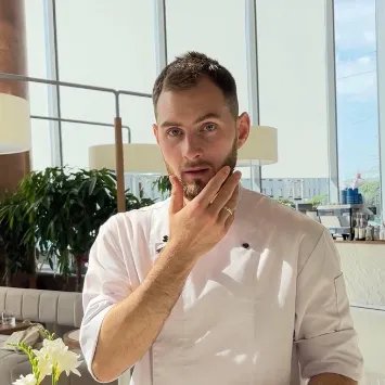 Шеф повар мастер-класса по шоколаду