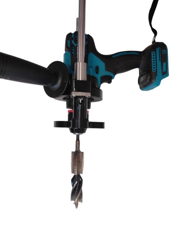 Стойка с шуруповертом и дрелью с сверлом-метчиком