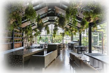 Озеленение интерьера ресторана искусственными растениями в Челябинске от студии фитодизайна "Green Level"