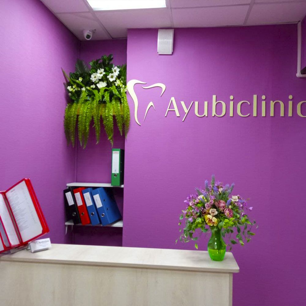 Угловая ампельная композиция и букет