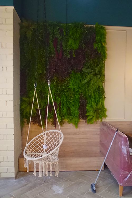 Вертикальное озеленение пиццерии Italian Pizza в Челябинске студией фитодизайна "Green Level"