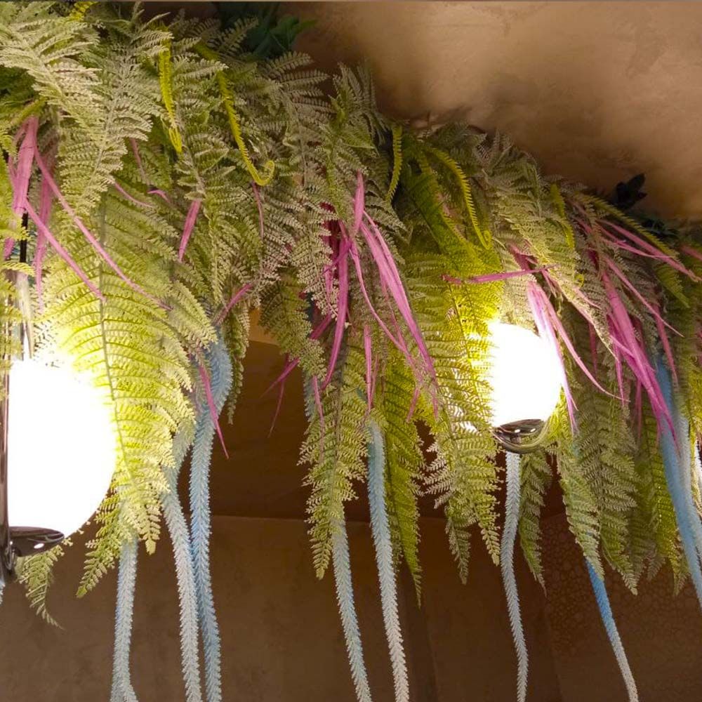 Ампельные растения в ореоле светильников