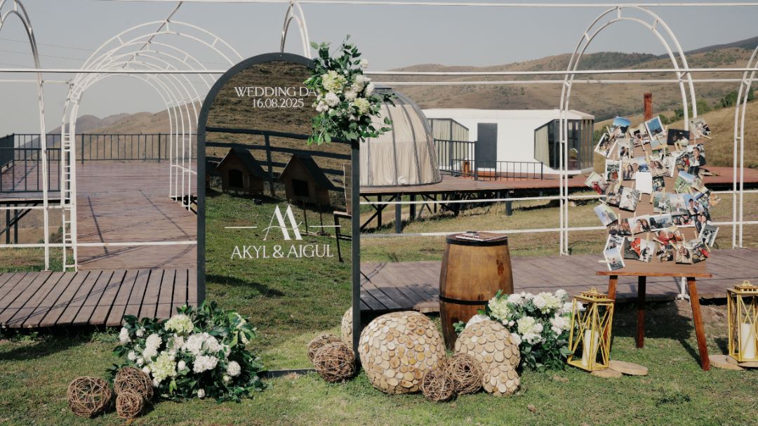 арка из цветов деревянный декор живые цветы гирлянды лампочек свечи на свадьбе