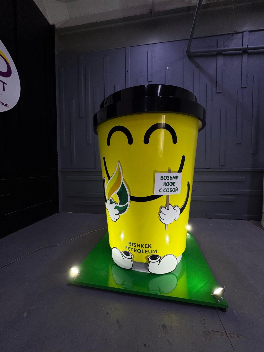 стакан, кофе бишкек, витринистика, флористика, рекламное, производство, бутафория, Бишкек, пенопласт, металл, декор, изделия, инсталляция, бутафория