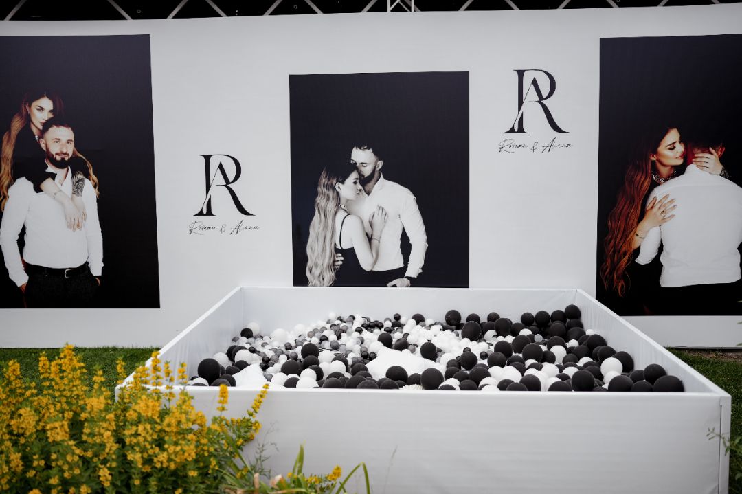 чёрно-белый декор монохромный декор чёрно-белая флористика белые цветы с чёрными акцентами чёрные свечи белые свечи контрастное оформление