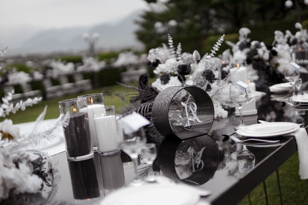 чёрно-белый декор монохромный декор чёрно-белая флористика белые цветы с чёрными акцентами чёрные свечи белые свечи контрастное оформление