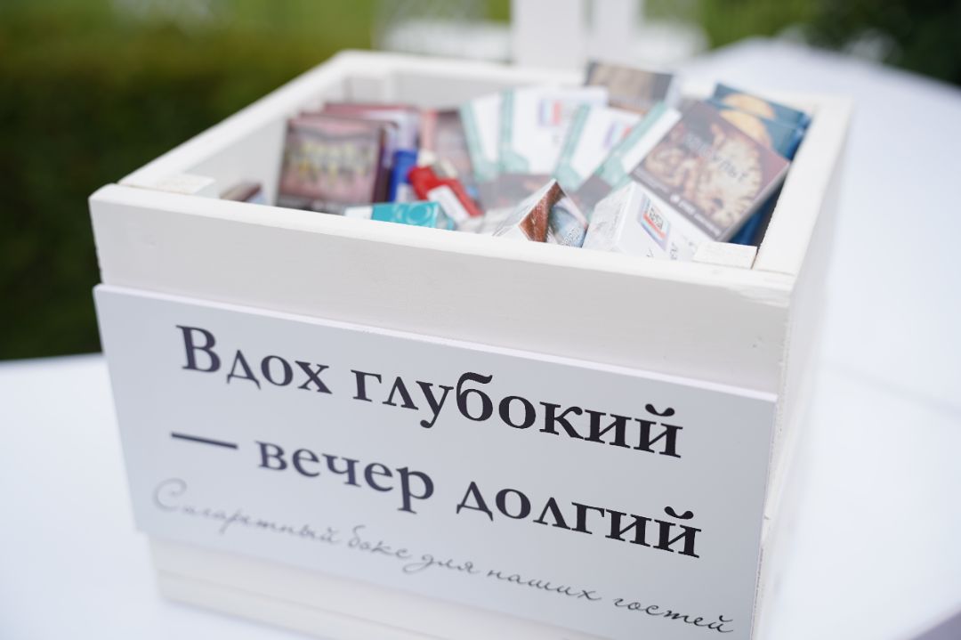 чёрно-белый декор монохромный декор чёрно-белая флористика белые цветы с чёрными акцентами чёрные свечи белые свечи контрастное оформление