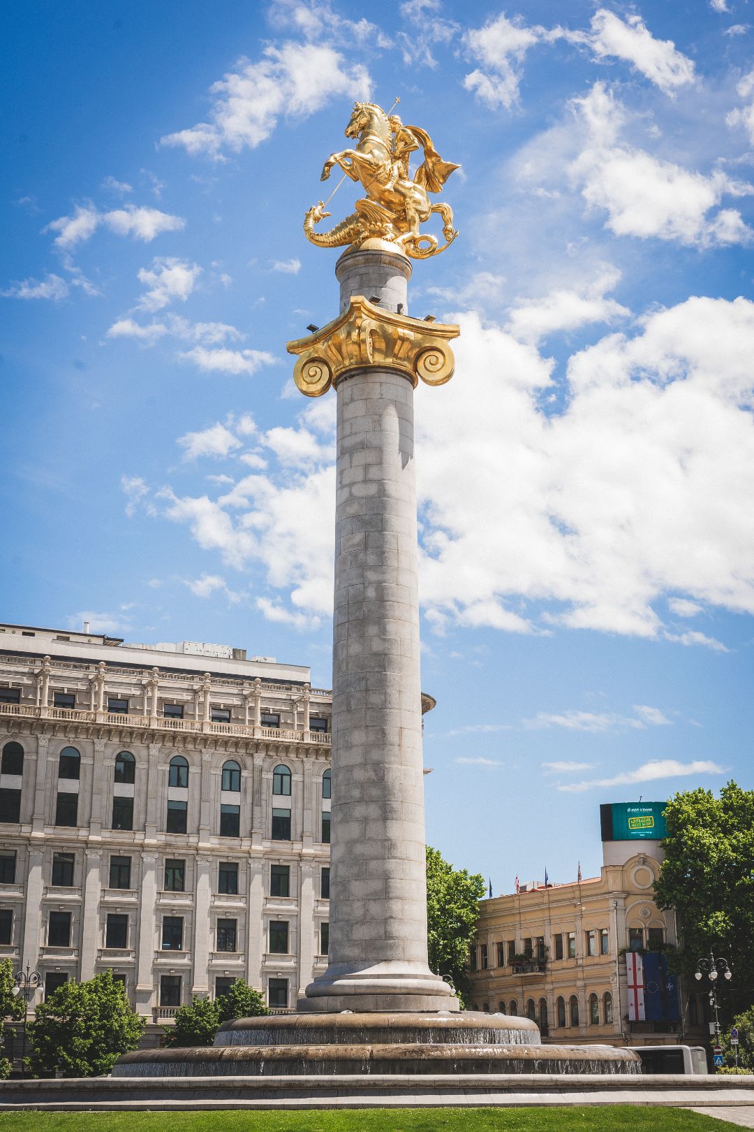 წმინდა გიორგის მონუმენტი თავისუფლების მოედანზე. თბილისი