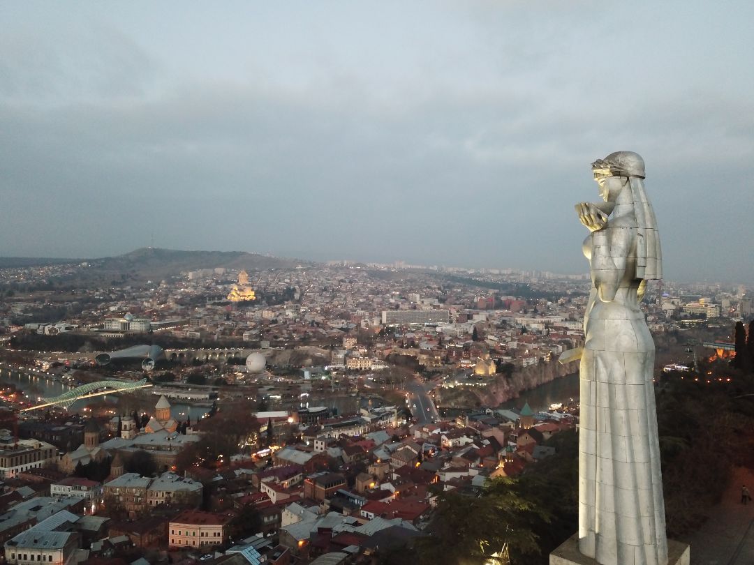 მონუმენტი "ქართლის დედა". თბილისი. სოლოლაკის უბანი.