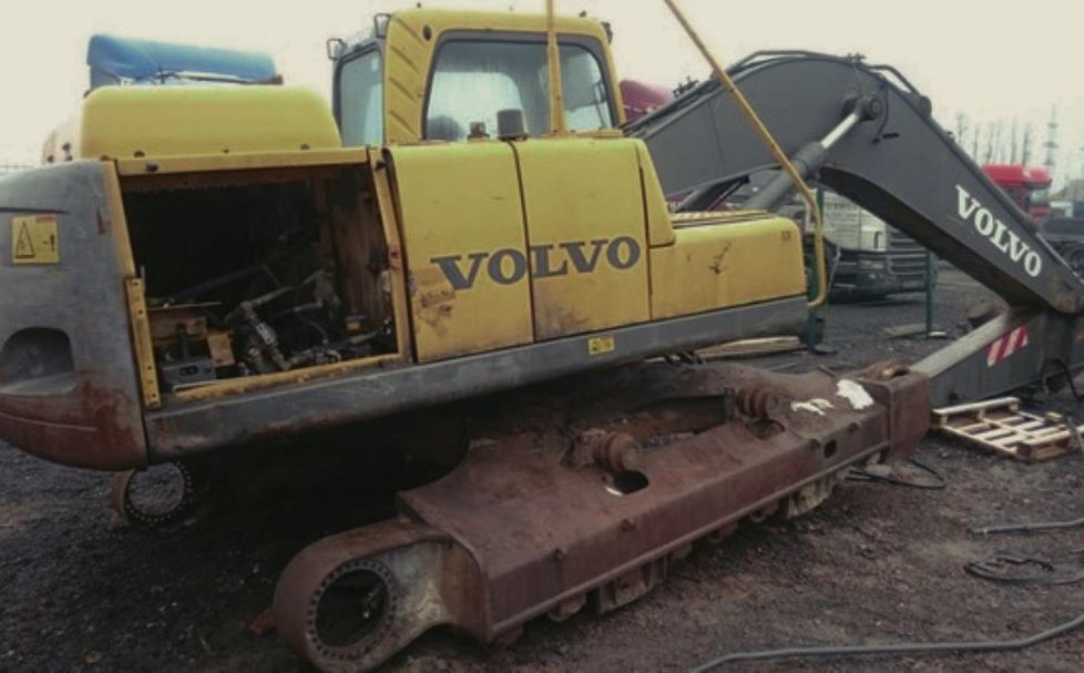 экскаватор в разборе. гидравлические экскаваторы хитачи. разобранный экскаватор. экскаватор рыба кит. разборка экскаваторов комацу.