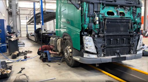 Ремонт бампера Volvo FH в Красноярске: выпрямление вмятин и покраска