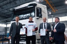 Иннокентий Веселов буксирует грузовой автомобиль DAF XF