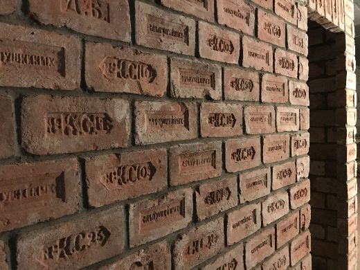 Кладка перегородок из старинного кирпича. Профессиональные услуги ...