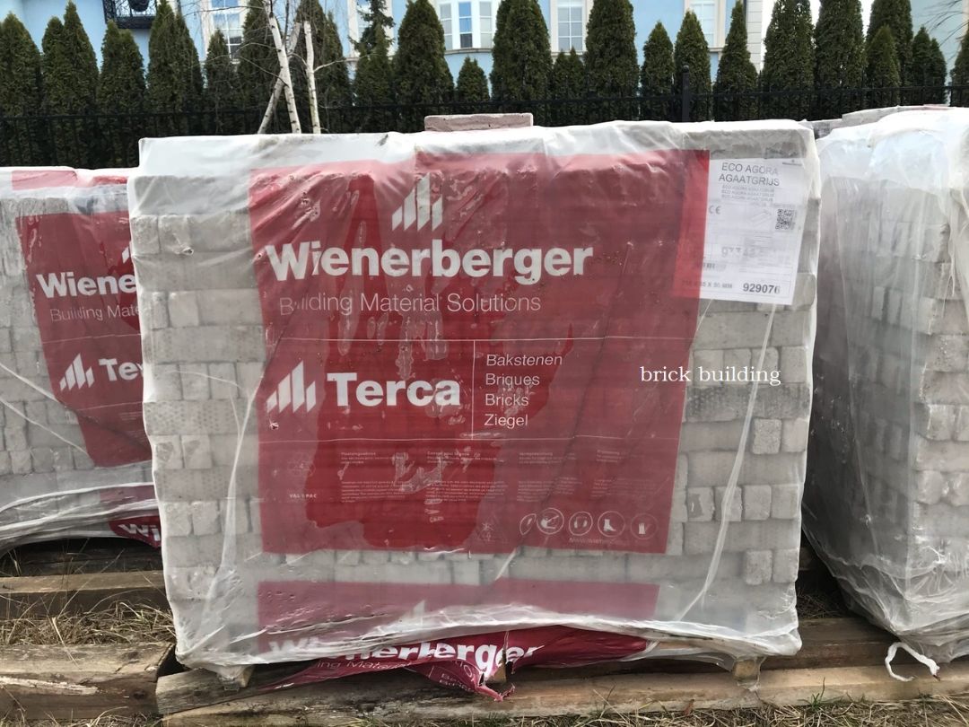 Облицовка дома кирпичом ручной формовки Wienerberger Terca. Услуги  каменщиков.