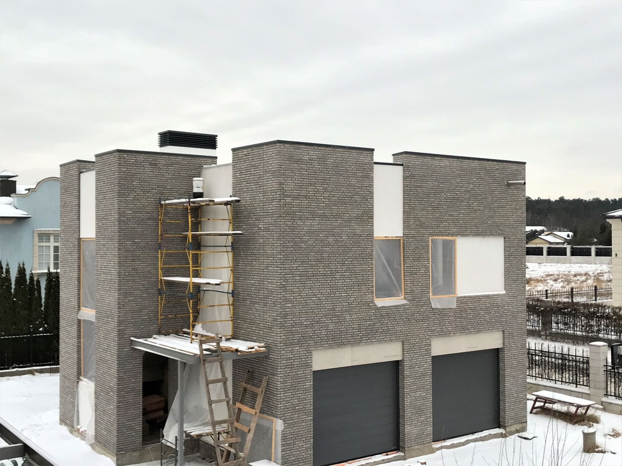 Облицовка дома кирпичом в Москве. Услуги каменщиков.