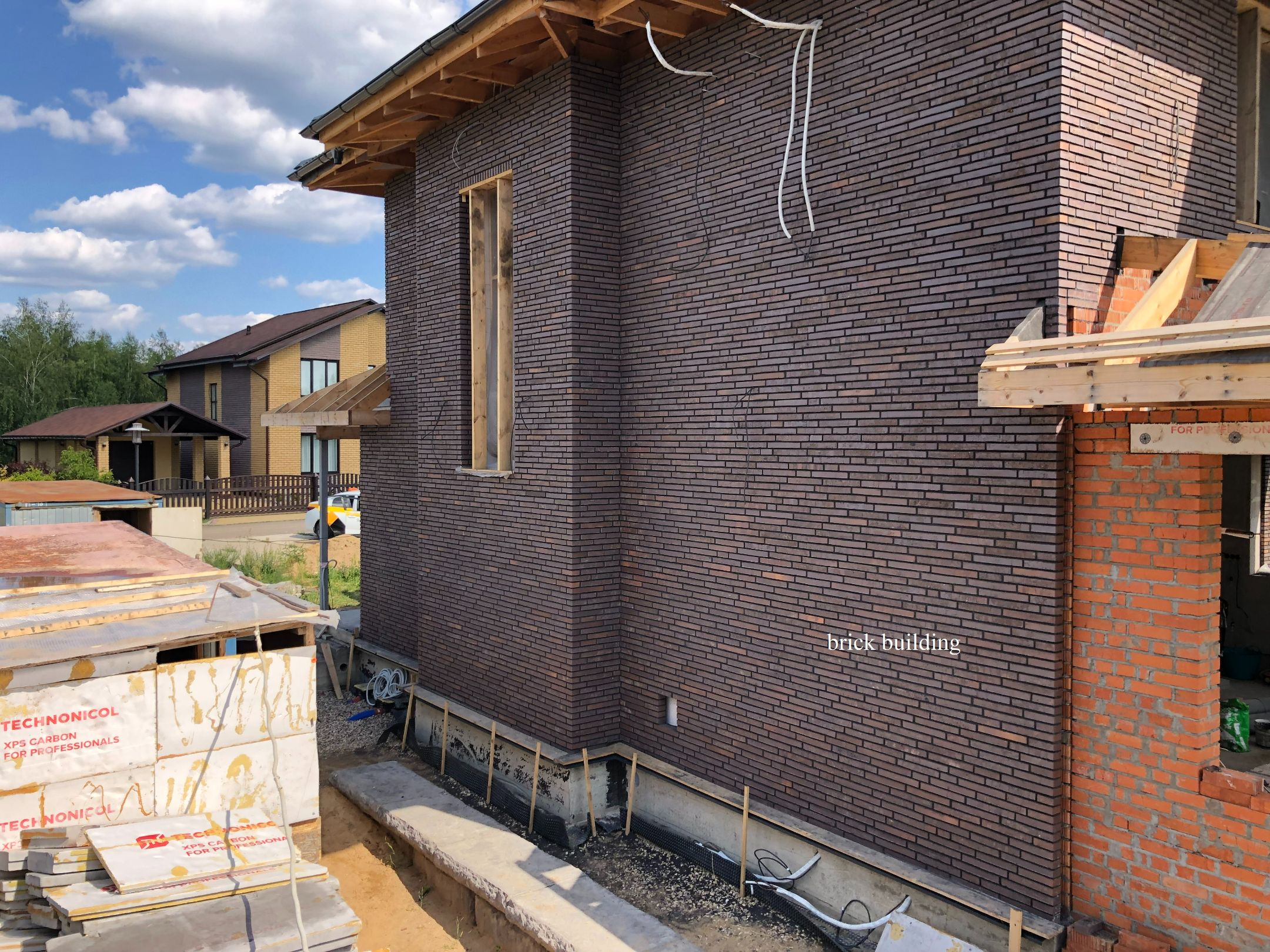 Облицовка дома кирпичом в Москве. Услуги каменщиков.