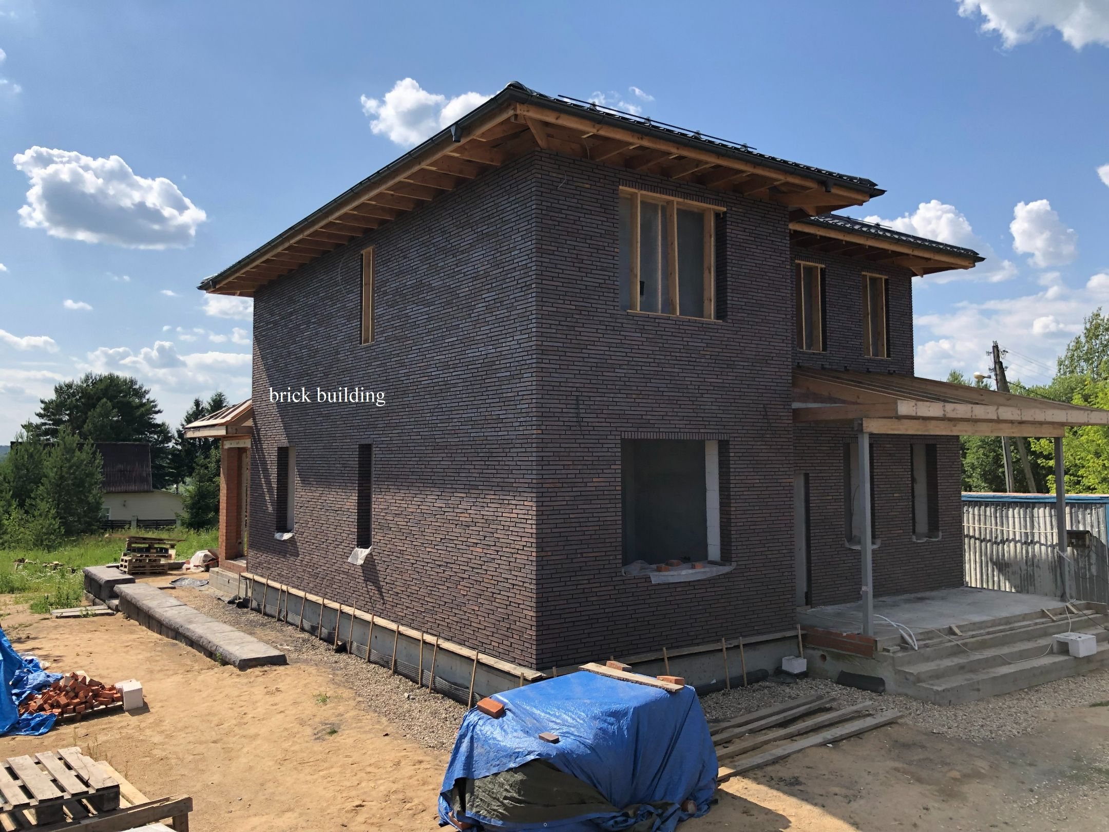 Облицовка дома кирпичом в Москве. Услуги каменщиков.