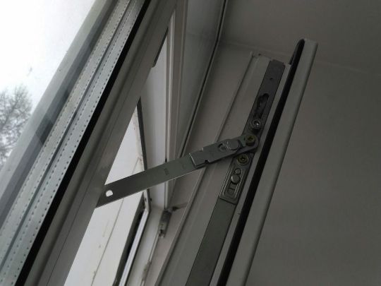 Детский замок на окна фрамужные ножницы