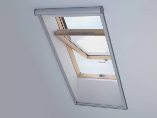 Рулонные москитные сетки на мансардные окна