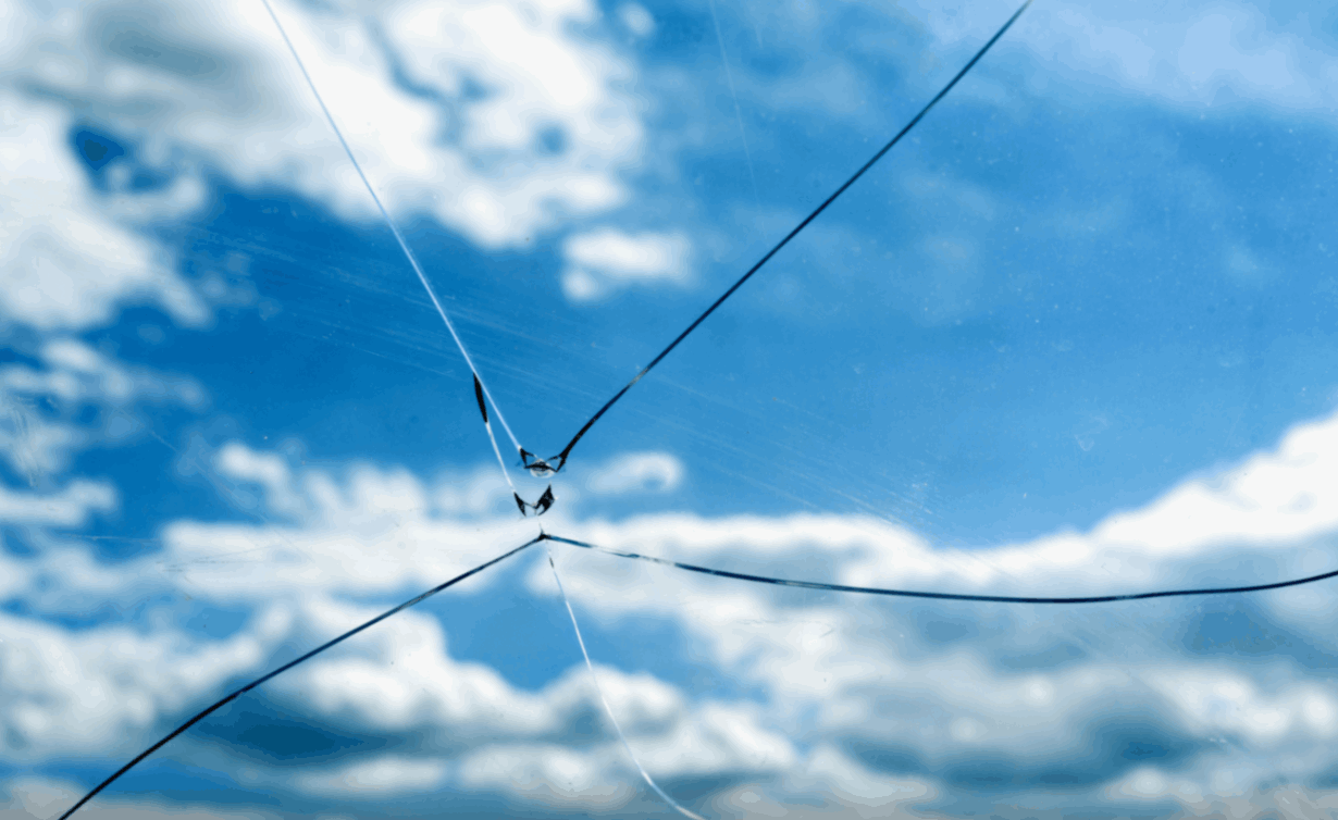 Разбилось стекло треснуло стеклопакет