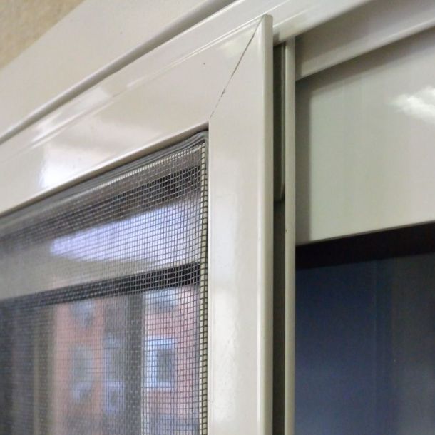 Крепление москитной раздвижной сетки на окно