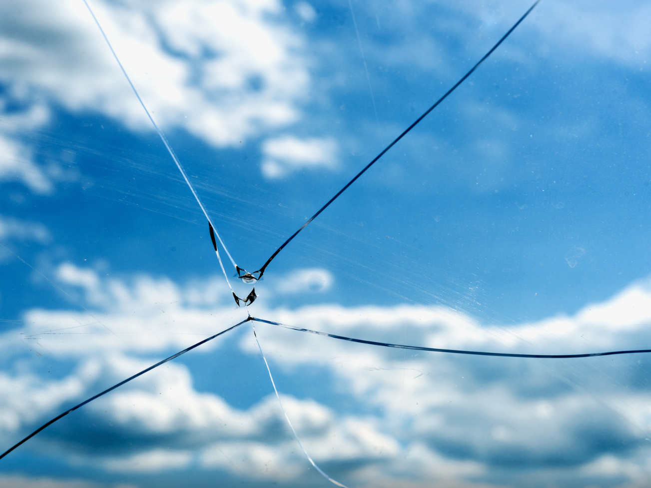 Разбилось стекло треснуло окно